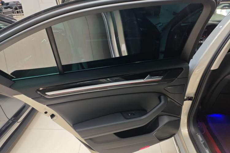 Used Volkswagen Phideon 2018 Revised Version 380TSI Two-Wheel Drive Business Edition Left Rear Door Interior
