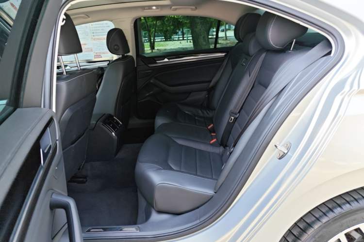 Used Volkswagen Phideon 2018 Revised Version 380TSI Two-Wheel Drive Business Edition Left Rear Seat