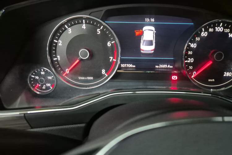 Used Volkswagen Phideon 2018 Revised Version 380TSI Two-Wheel Drive Business Edition Odometer Close Up