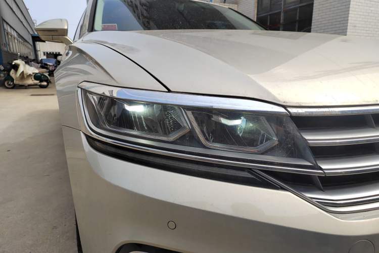 Used Volkswagen Phideon 2018 Revised Version 380TSI Two-Wheel Drive Business Edition Right Front Headlight