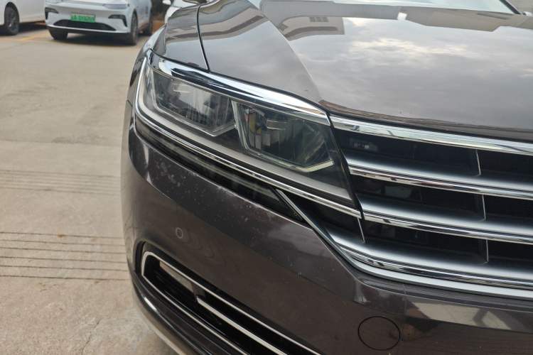 Used Volkswagen Phideon 2018 Revised Version 380TSI Two-Wheel Drive Business Edition Right Front Headlight