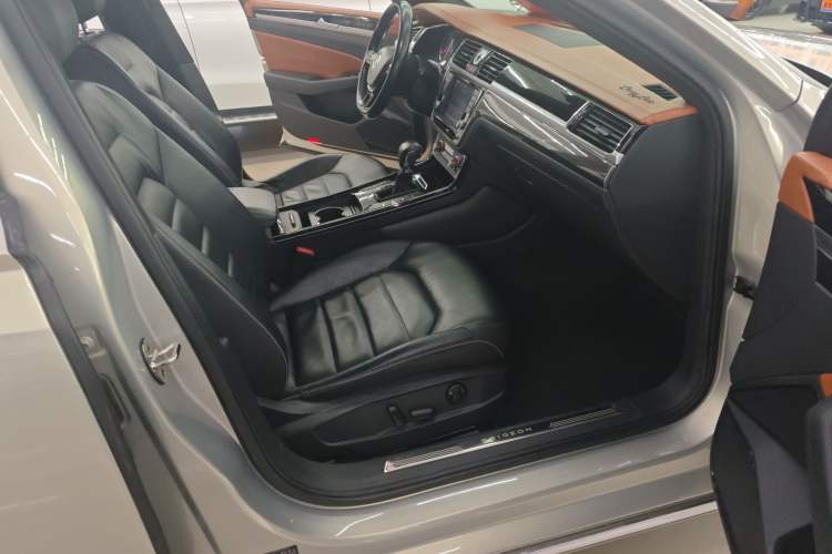 Used Volkswagen Phideon 2018 380TSI Two-Wheel Drive Business Edition Right Front Seat