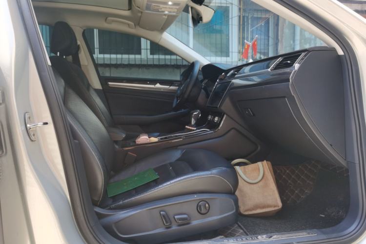 Used Volkswagen Phideon 2018 Revised Version 380TSI Two-Wheel Drive Business Edition Right Front Seat