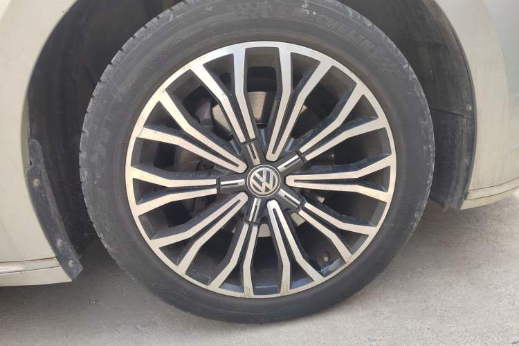Used Volkswagen Phideon 2018 Revised Version 380TSI Two-Wheel Drive Business Edition Right Front Wheel Hub