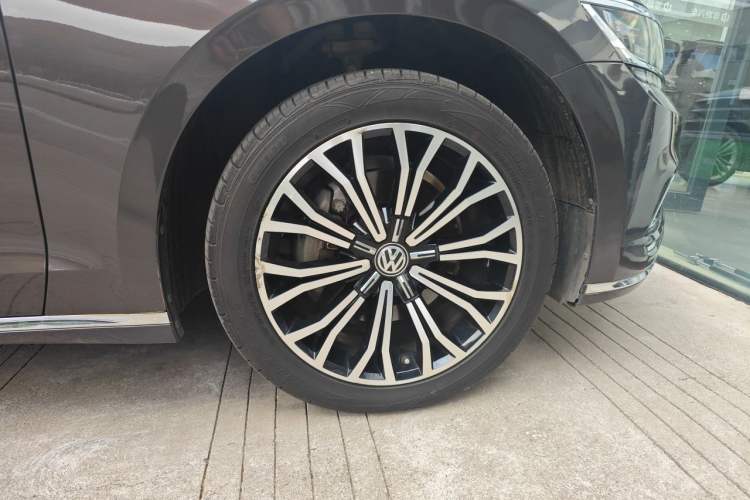 Used Volkswagen Phideon 2018 Revised Version 380TSI Two-Wheel Drive Business Edition Right Front Wheel Hub