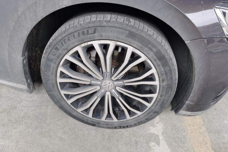 Used Volkswagen Phideon 2018 Revised Version 380TSI Two-Wheel Drive Business Edition Right Front Wheel Hub