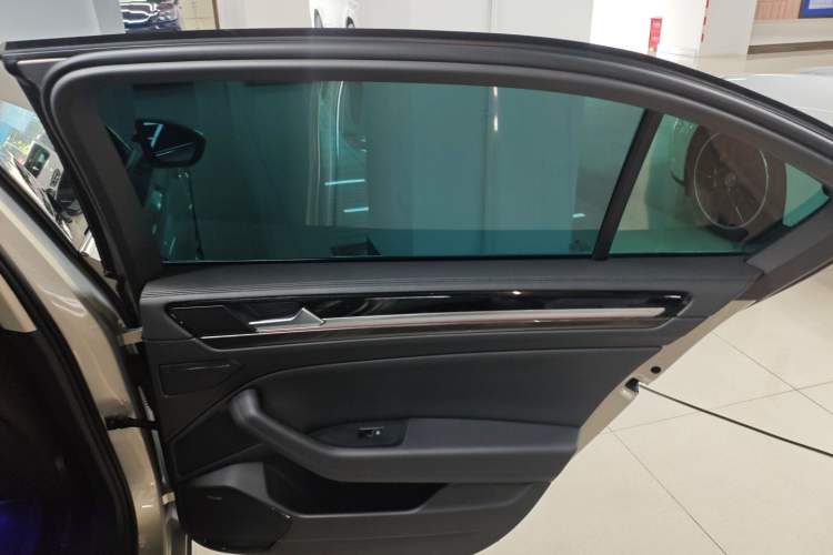 Used Volkswagen Phideon 2018 Revised Version 380TSI Two-Wheel Drive Business Edition Right Rear Door Interior