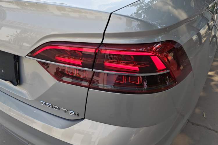 Used Volkswagen Phideon 2018 Revised Version 380TSI Two-Wheel Drive Business Edition Right Rear Taillight