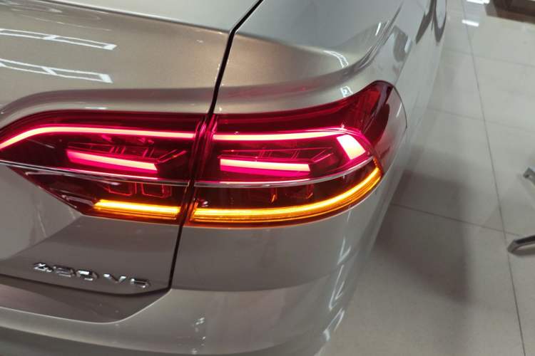 Used Volkswagen Phideon 2018 Revised Version 380TSI Two-Wheel Drive Business Edition Right Rear Taillight