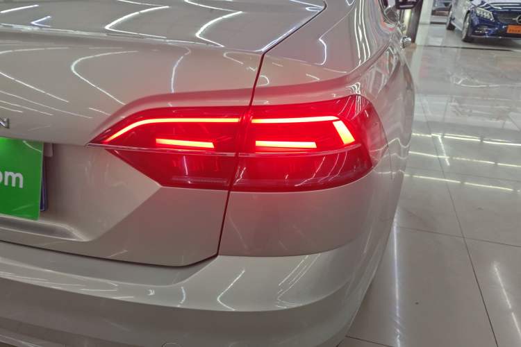 Used Volkswagen Phideon 2018 380TSI Two-Wheel Drive Business Edition Right Rear Taillight