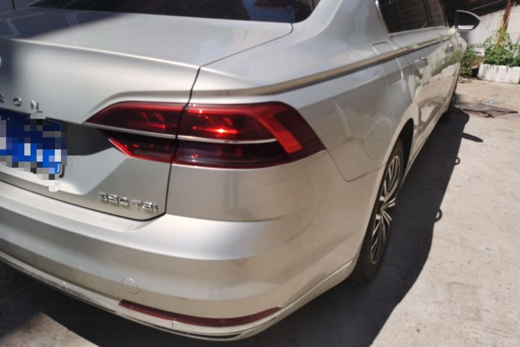 Used Volkswagen Phideon 2018 Revised Version 380TSI Two-Wheel Drive Business Edition Right Rear Taillight