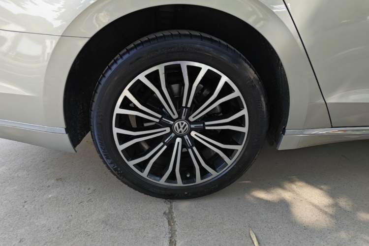 Used Volkswagen Phideon 2018 Revised Version 380TSI Two-Wheel Drive Business Edition Right Rear Wheel Hub