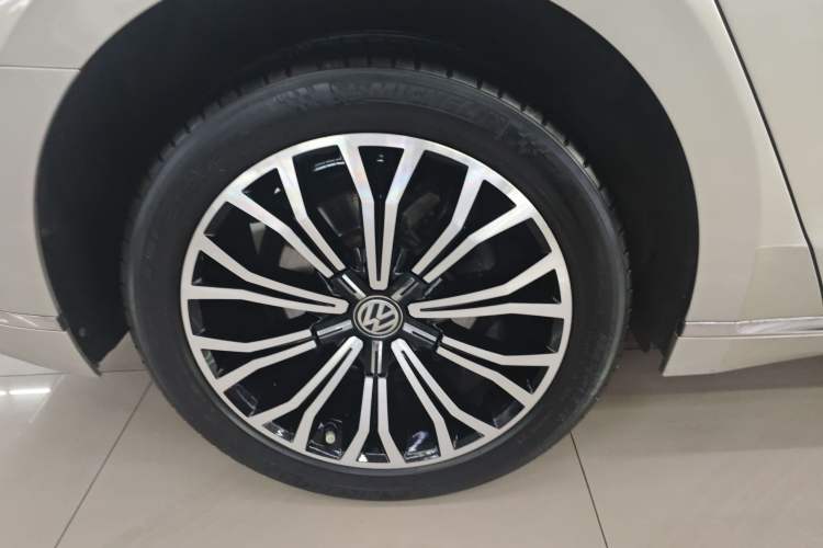 Used Volkswagen Phideon 2018 380TSI Two-Wheel Drive Business Edition Right Rear Wheel Hub