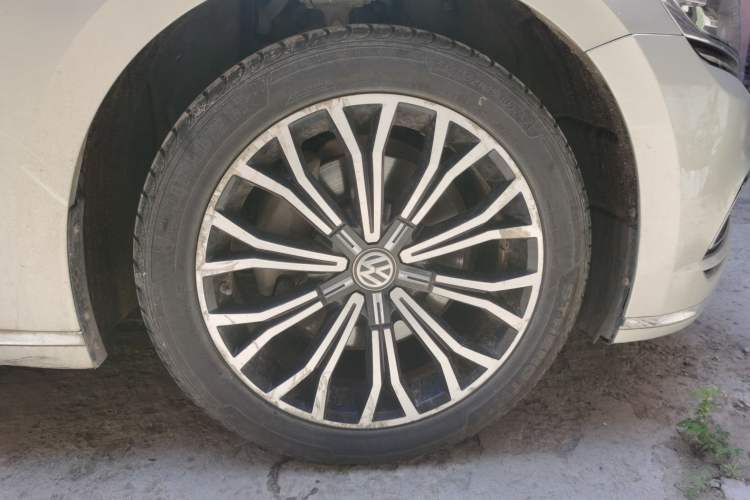 Used Volkswagen Phideon 2018 Revised Version 380TSI Two-Wheel Drive Business Edition Right Rear Wheel Hub