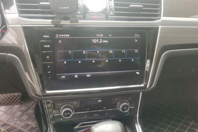 Used Volkswagen Phideon 2018 Revised Version 380TSI Two-Wheel Drive Business Edition Audio And AC Panel