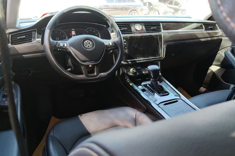 Used Volkswagen Phideon 2018 Revised Version 380TSI Two-Wheel Drive Business Edition Center Console