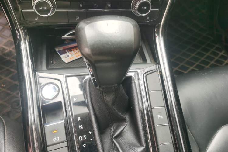 Used Volkswagen Phideon 2018 Revised Version 380TSI Two-Wheel Drive Business Edition Gear Lever