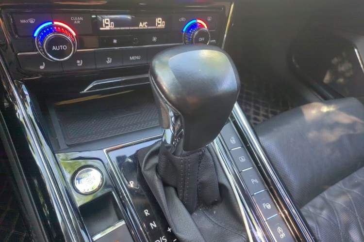 Used Volkswagen Phideon 2018 Revised Version 380TSI Two-Wheel-Drive Flagship Edition Gear Lever