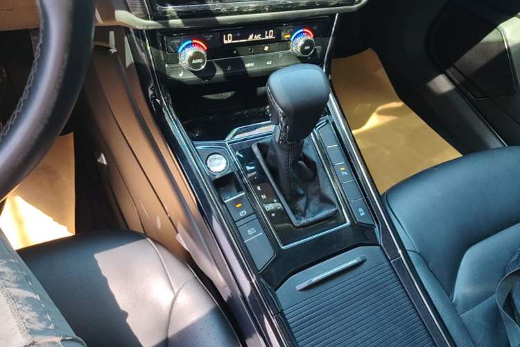 Used Volkswagen Phideon 2018 Revised Version 380TSI Two-Wheel Drive Business Edition Gear Lever