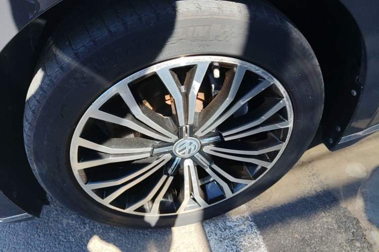 Used Volkswagen Phideon 2018 Revised Version 380TSI Two-Wheel Drive Business Edition Left Front Wheel Hub