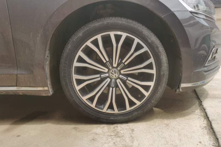 Used Volkswagen Phideon 2018 Revised Version 380TSI Two-Wheel Drive Business Edition Right Front Wheel Hub