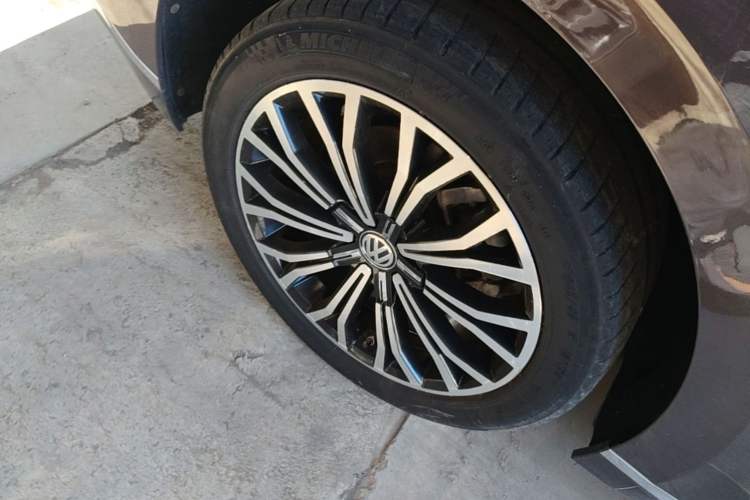 Used Volkswagen Phideon 2018 Revised Version 380TSI Two-Wheel Drive Business Edition Right Rear Wheel Hub