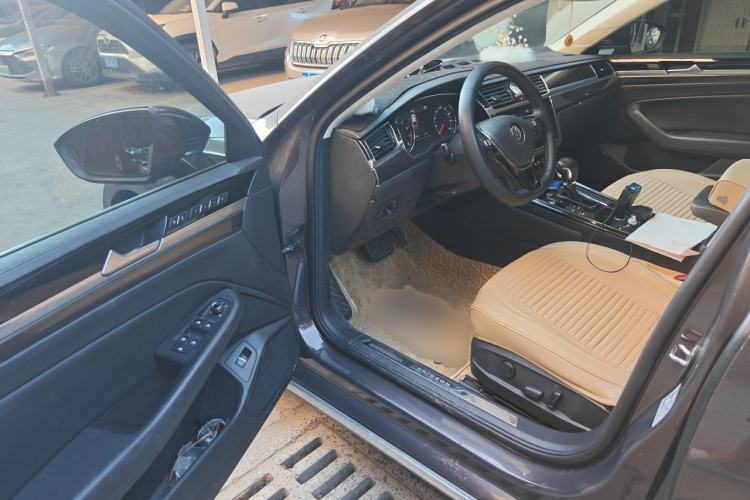 Used Volkswagen Phideon 2018 Revised Version 380TSI Two-Wheel Drive Business Edition Driver Seat