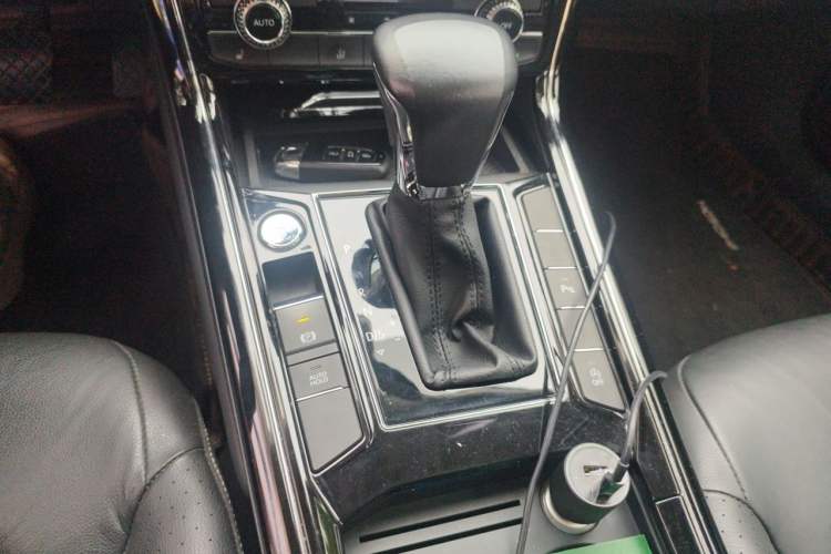Used Volkswagen Phideon 2018 Revised Version 380TSI Two-Wheel Drive Business Edition Gear Lever