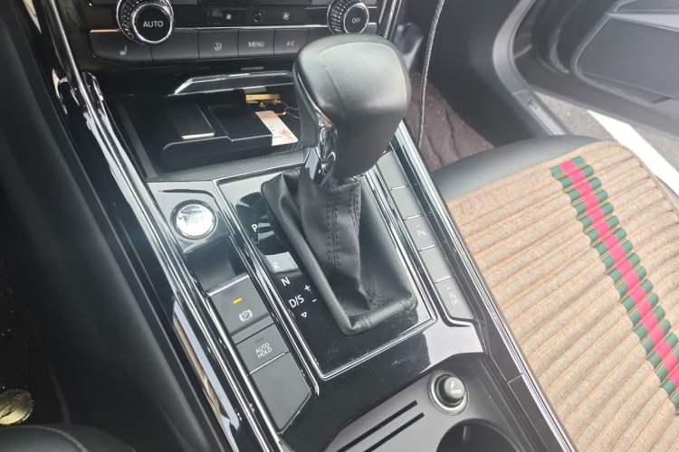 Used Volkswagen Phideon 2018 Revised Version 380TSI Two-Wheel Drive Business Edition Gear Lever