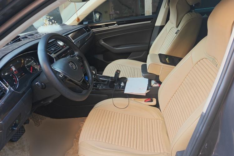 Used Volkswagen Phideon 2018 Revised Version 380TSI Two-Wheel Drive Business Edition Left Front Seat