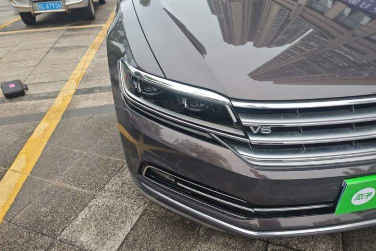 Used Volkswagen Phideon 2018 Revised Version 380TSI Two-Wheel Drive Business Edition Right Front Headlight