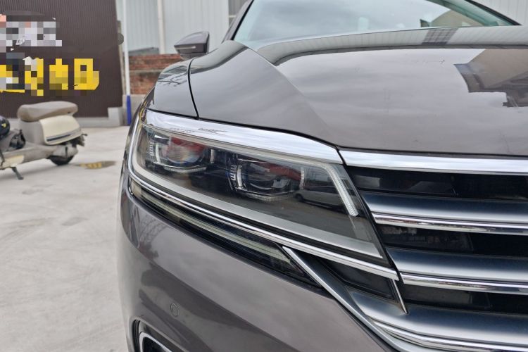 Used Volkswagen Phideon 2018 Revised Version 380TSI Two-Wheel Drive Business Edition Right Front Headlight