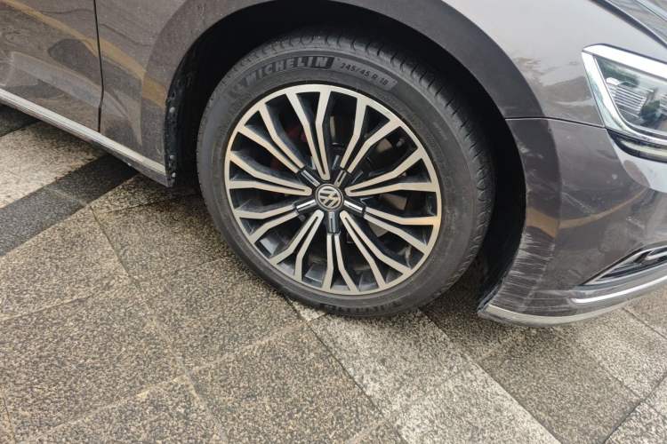 Used Volkswagen Phideon 2018 Revised Version 380TSI Two-Wheel Drive Business Edition Right Front Wheel Hub
