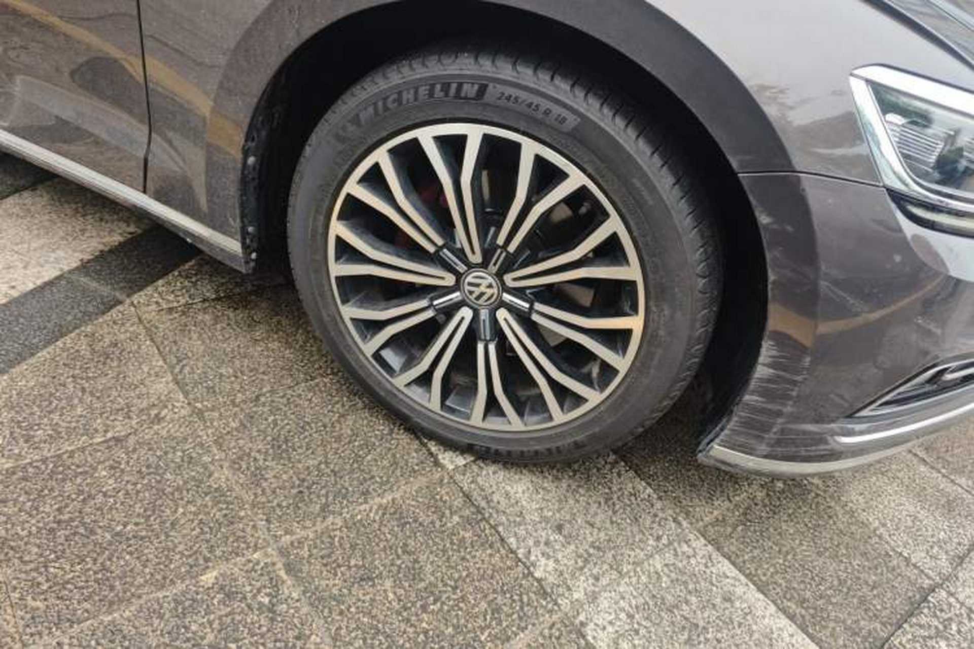 Used Volkswagen Phideon 2018 Revised Version 380TSI Two-Wheel Drive Business Edition Right Front Wheel Hub
