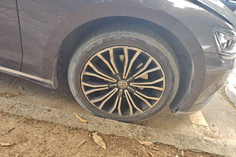 Used Volkswagen Phideon 2018 Revised Version 380TSI Two-Wheel Drive Business Edition Right Front Wheel Hub