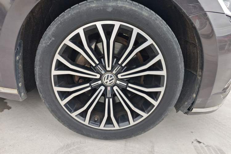 Used Volkswagen Phideon 2018 Revised Version 380TSI Two-Wheel Drive Business Edition Right Front Wheel Hub