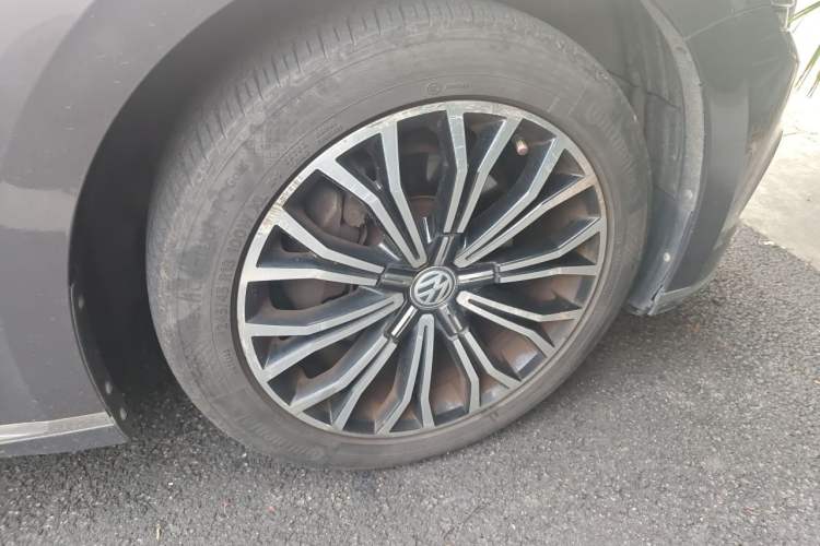 Used Volkswagen Phideon 2018 Revised Version 380TSI Two-Wheel Drive Business Edition Right Front Wheel Hub