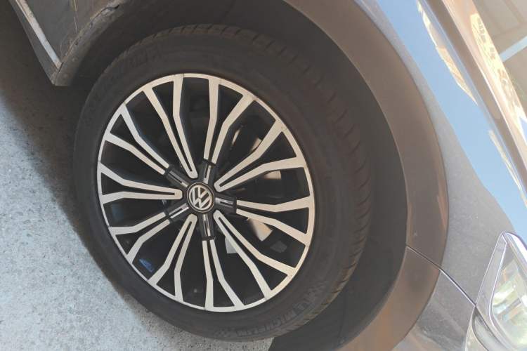 Used Volkswagen Phideon 2018 Revised Version 380TSI Two-Wheel Drive Business Edition Right Front Wheel Hub