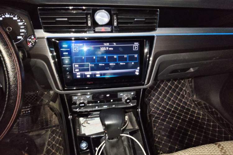 Used Volkswagen Phideon 2018 Revised Version 380TSI Two-Wheel Drive Business Edition Audio And AC Panel