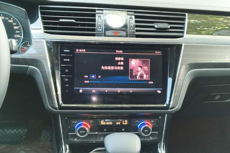 Used Volkswagen Phideon 2018 Revised Version 380TSI Two-Wheel Drive Business Edition Audio And AC Panel