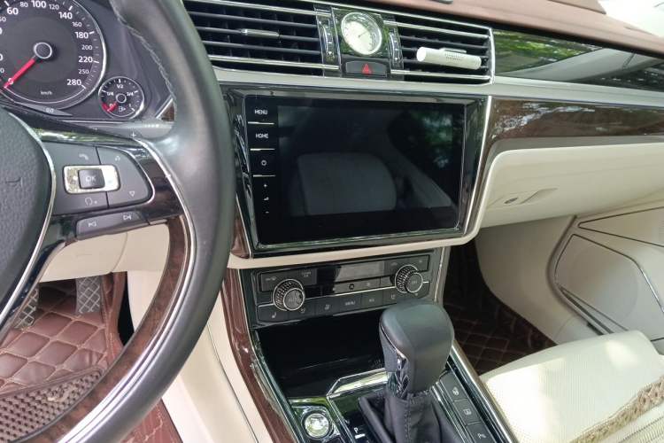 Used Volkswagen Phideon 2018 Revised Version 380TSI Two-Wheel-Drive Flagship Edition Audio And AC Panel