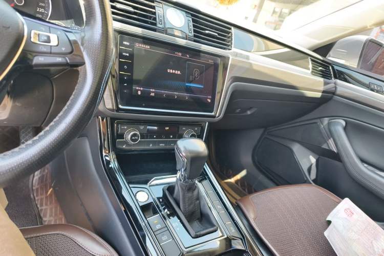 Used Volkswagen Phideon 2018 Revised Version 380TSI Two-Wheel Drive Business Edition Audio And AC Panel