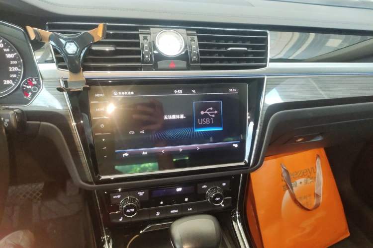 Used Volkswagen Phideon 2018 Revised Version 380TSI Two-Wheel Drive Business Edition Audio And AC Panel