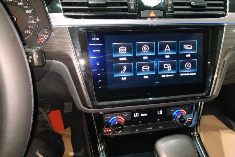 Used Volkswagen Phideon 2018 Revised Version 380TSI Two-Wheel Drive Business Edition Audio And AC Panel