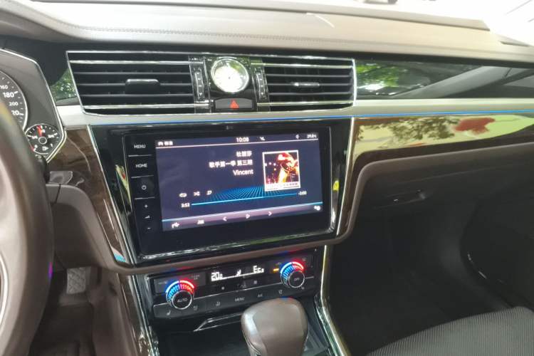 Used Volkswagen Phideon 2018 Revised Version 380TSI Two-Wheel-Drive Flagship Edition Audio And AC Panel