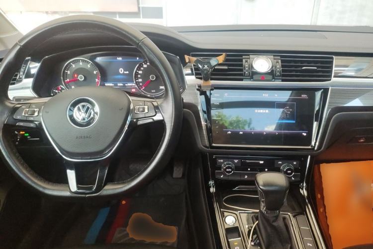 Used Volkswagen Phideon 2018 Revised Version 380TSI Two-Wheel Drive Business Edition Center Console
