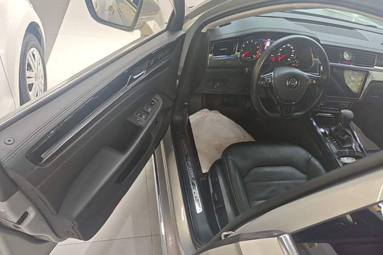 Used Volkswagen Phideon 2018 Revised Version 380TSI Two-Wheel Drive Business Edition Driver Seat