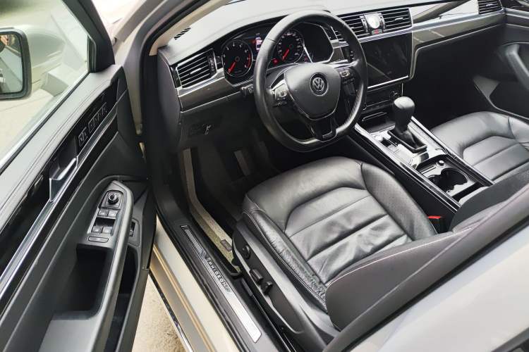 Used Volkswagen Phideon 2018 Revised Version 380TSI Two-Wheel Drive Business Edition Driver Seat