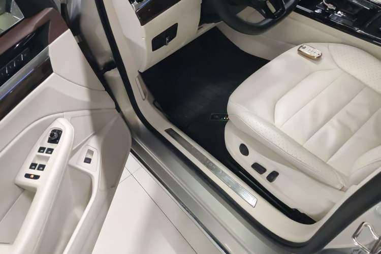 Used Volkswagen Phideon 2018 Revised Version 380TSI Two-Wheel Drive Business Edition Driver Seat