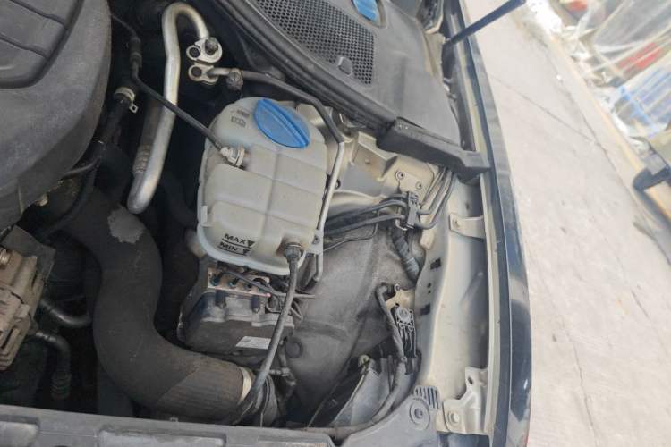 Used Volkswagen Phideon 2018 380TSI Two-Wheel Drive Business Edition Engine Bay Left